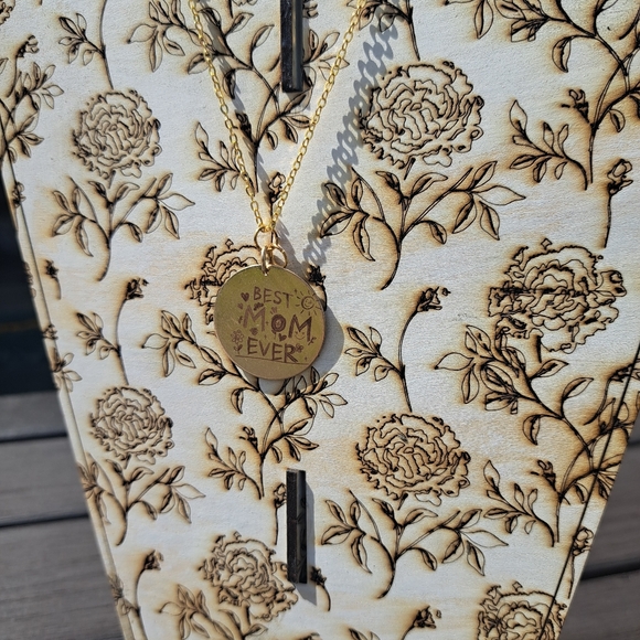 Jewelry - Gold 'Best Mom Ever' Pendant Necklace